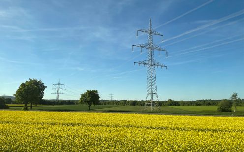 Strommast im Feld
